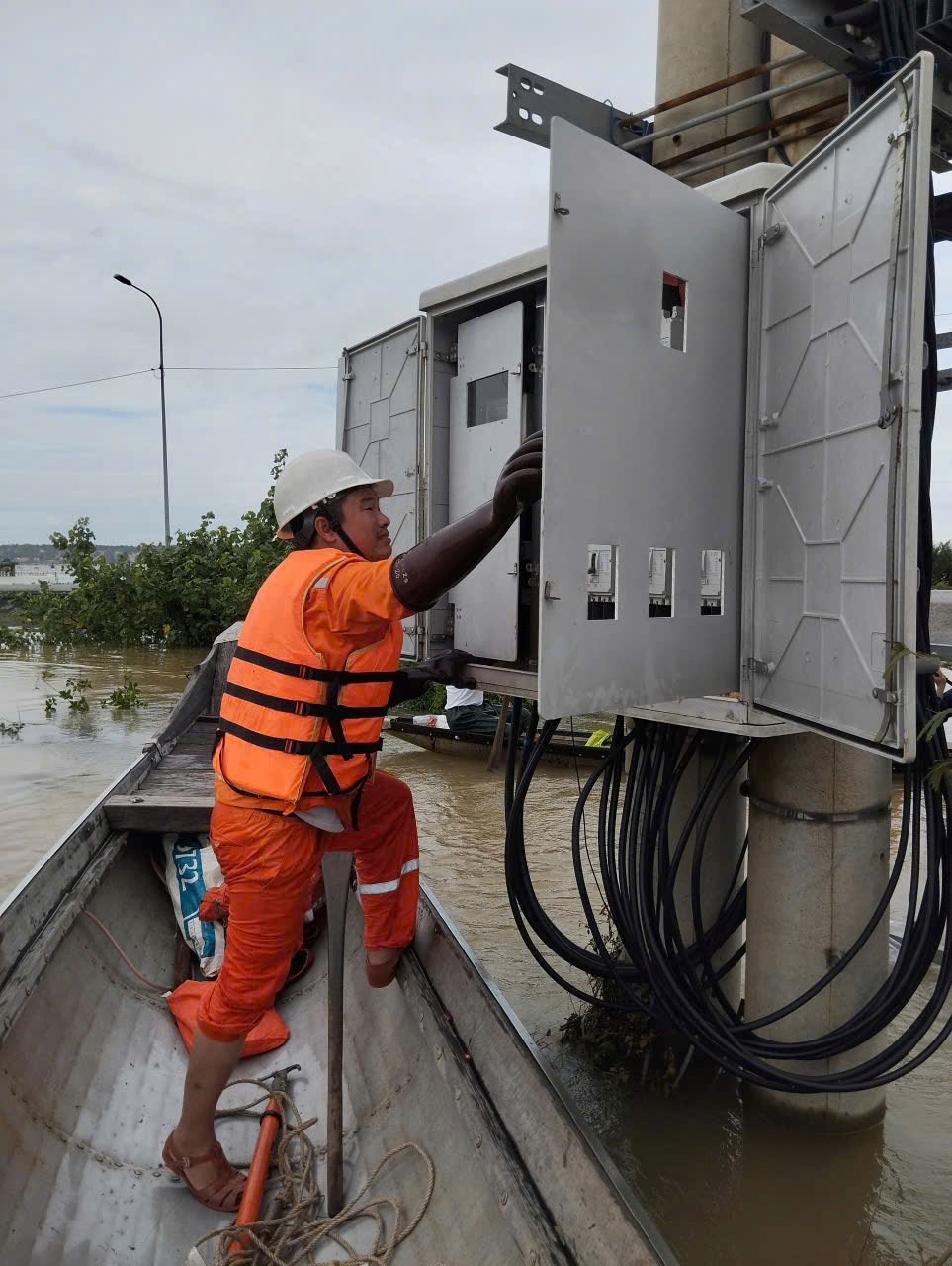 Hơn 400.000 hộ dân miền Trung đã có điện trở lại sau mưa lũ - ảnh 7