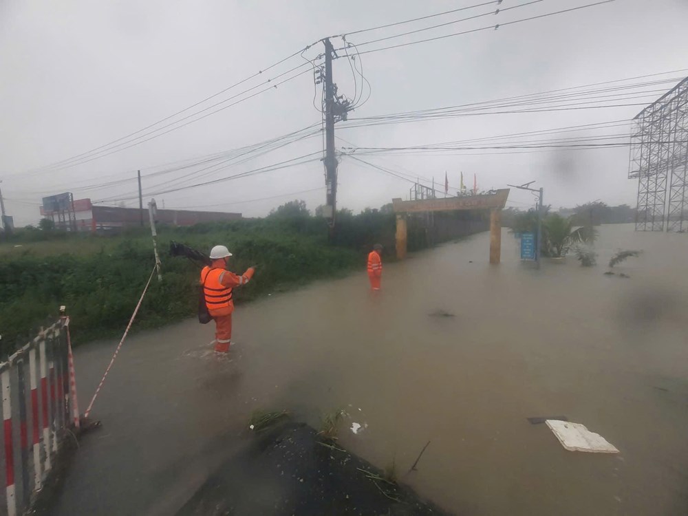 Hơn 400.000 hộ dân miền Trung đã có điện trở lại sau mưa lũ - ảnh 5