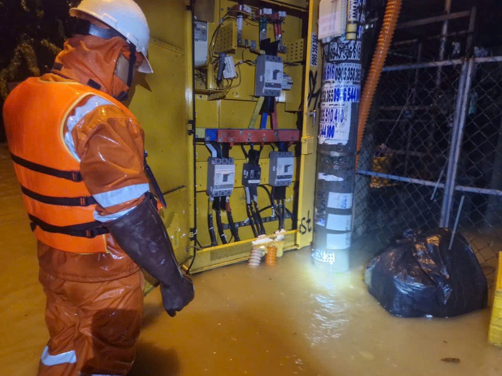 Hơn 400.000 hộ dân miền Trung đã có điện trở lại sau mưa lũ - ảnh 6