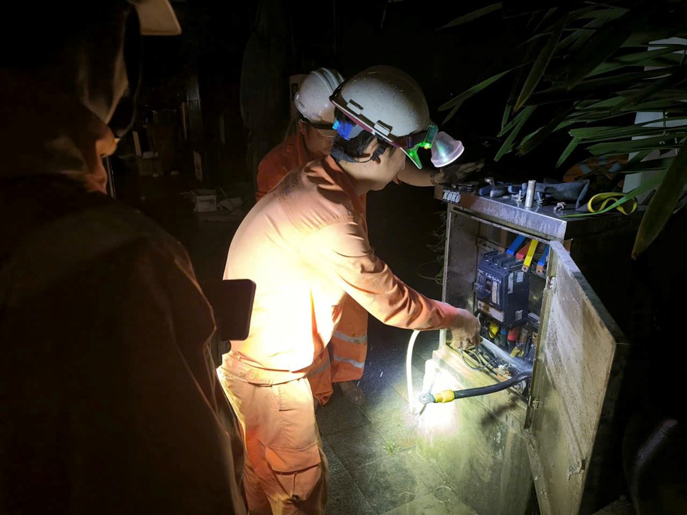 Hơn 400.000 hộ dân miền Trung đã có điện trở lại sau mưa lũ - ảnh 2