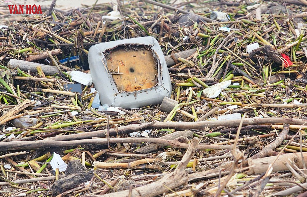 Bờ biển vịnh Đà Nẵng ngập rác sau mưa lũ - ảnh 7