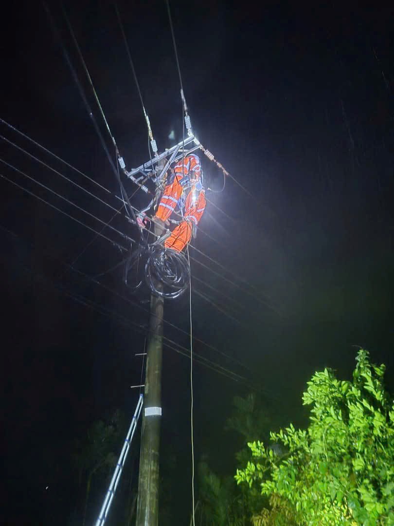 Gần 99% khách hàng miền Trung đã có điện trở lại sau mưa lũ - ảnh 3