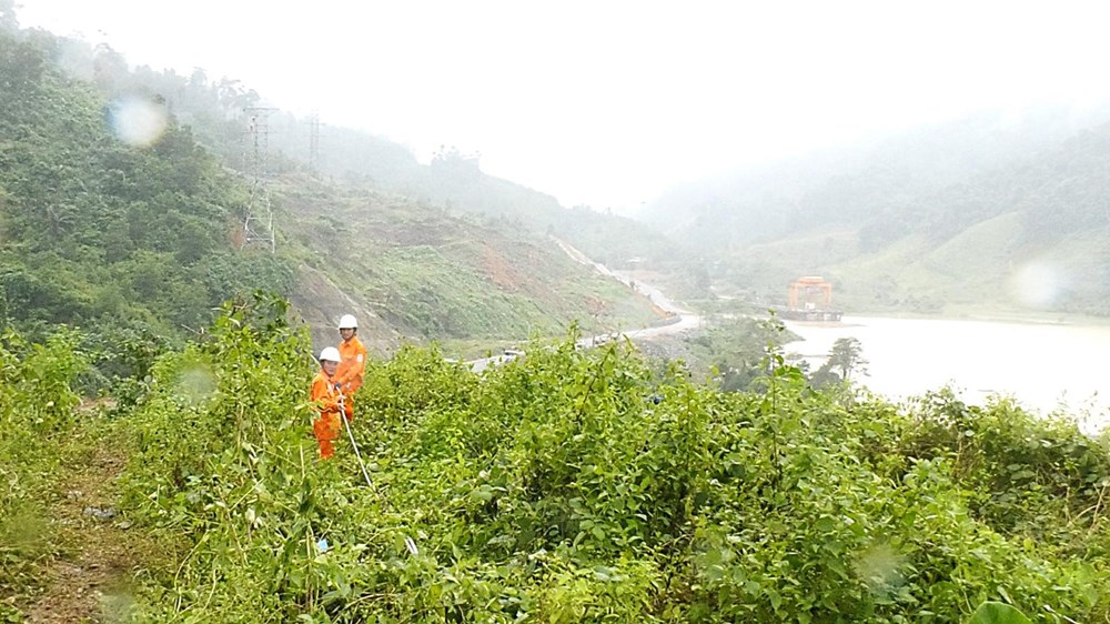 Gần 99% khách hàng miền Trung đã có điện trở lại sau mưa lũ - ảnh 2