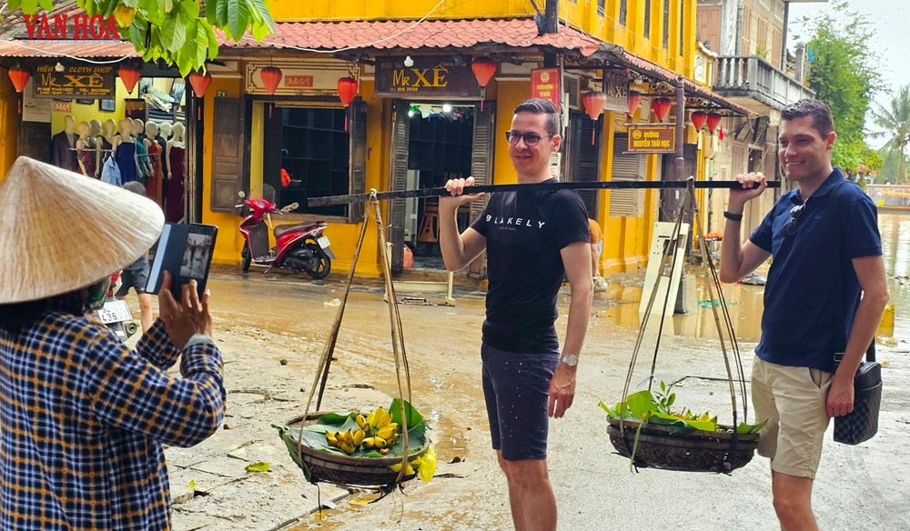 Khách quốc tế tấp nập trở lại phố cổ Hội An sau lũ - ảnh 15