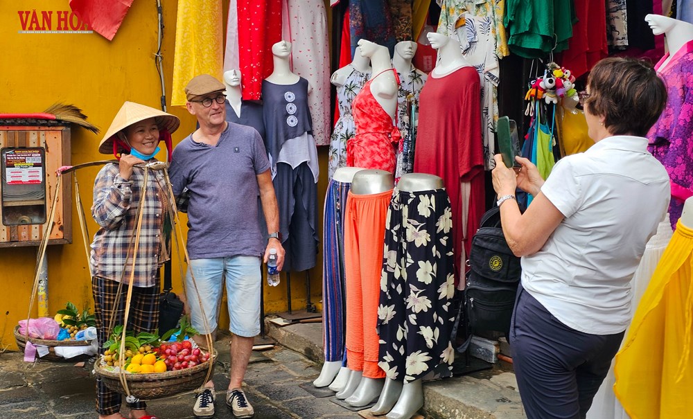 Khách quốc tế tấp nập trở lại phố cổ Hội An sau lũ - ảnh 16