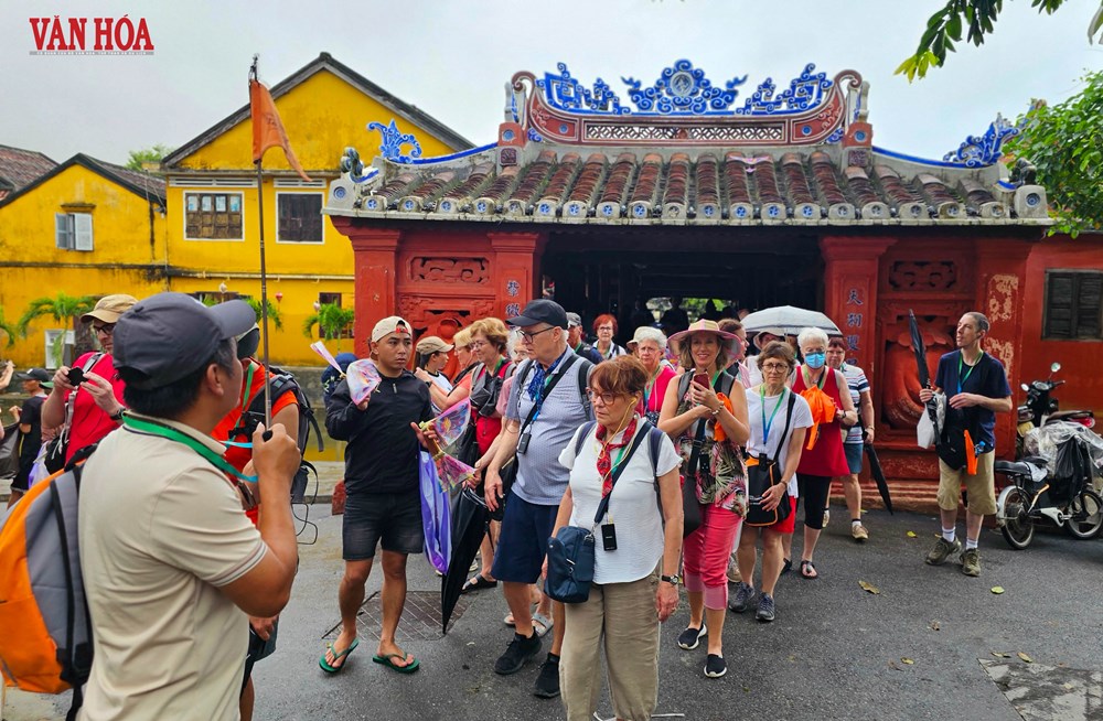 Khách quốc tế tấp nập trở lại phố cổ Hội An sau lũ - ảnh 4