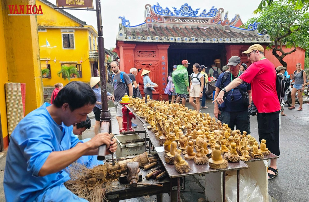 Khách quốc tế tấp nập trở lại phố cổ Hội An sau lũ - ảnh 17