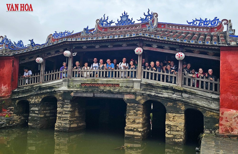 Khách quốc tế tấp nập trở lại phố cổ Hội An sau lũ - ảnh 3