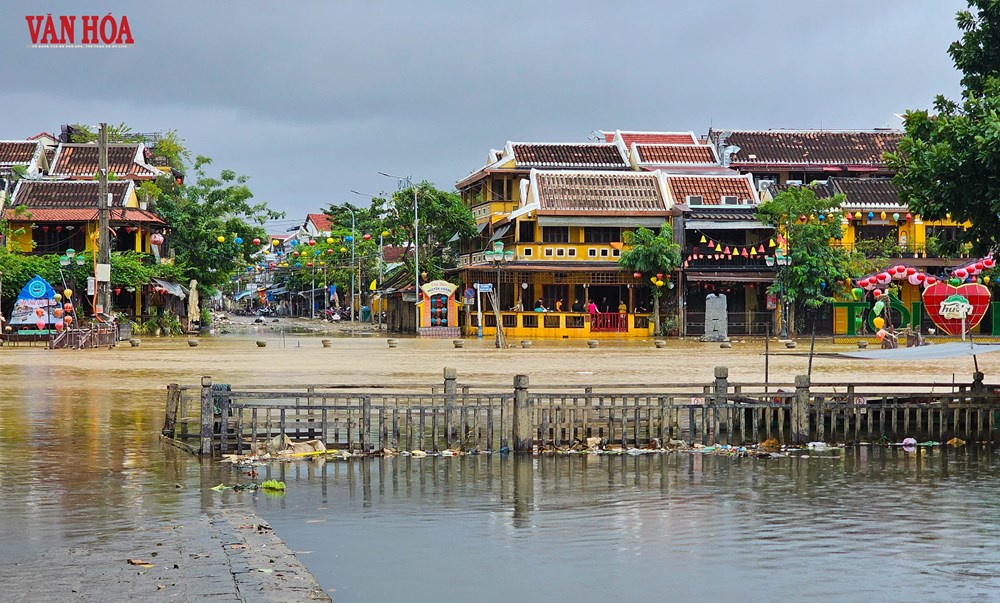 Khách quốc tế tấp nập trở lại phố cổ Hội An sau lũ - ảnh 18