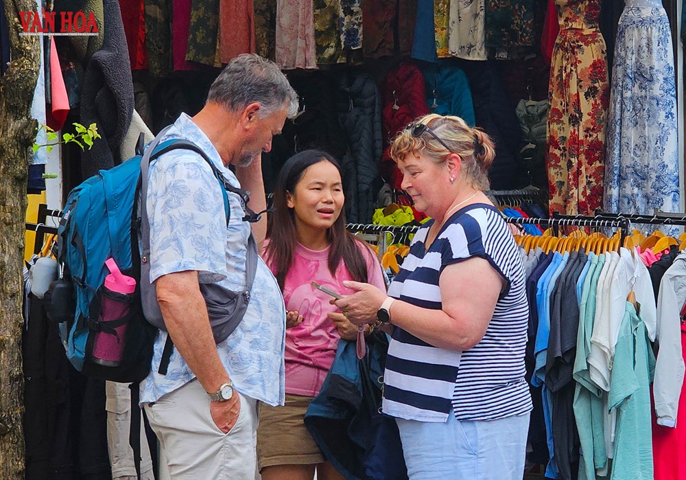 Khách quốc tế tấp nập trở lại phố cổ Hội An sau lũ - ảnh 14