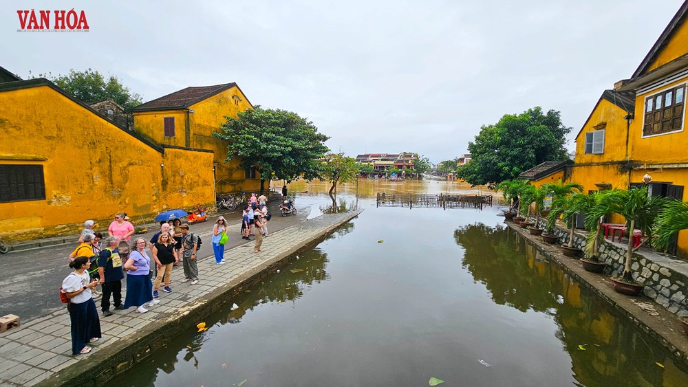 Khách quốc tế tấp nập trở lại phố cổ Hội An sau lũ - ảnh 11