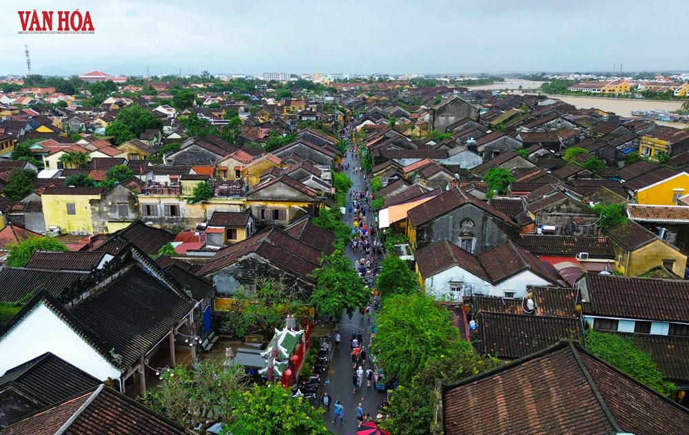 Khách quốc tế tấp nập trở lại phố cổ Hội An sau lũ - ảnh 1