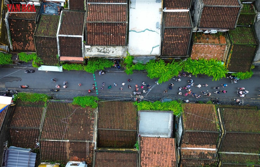 Khách quốc tế tấp nập trở lại phố cổ Hội An sau lũ - ảnh 12