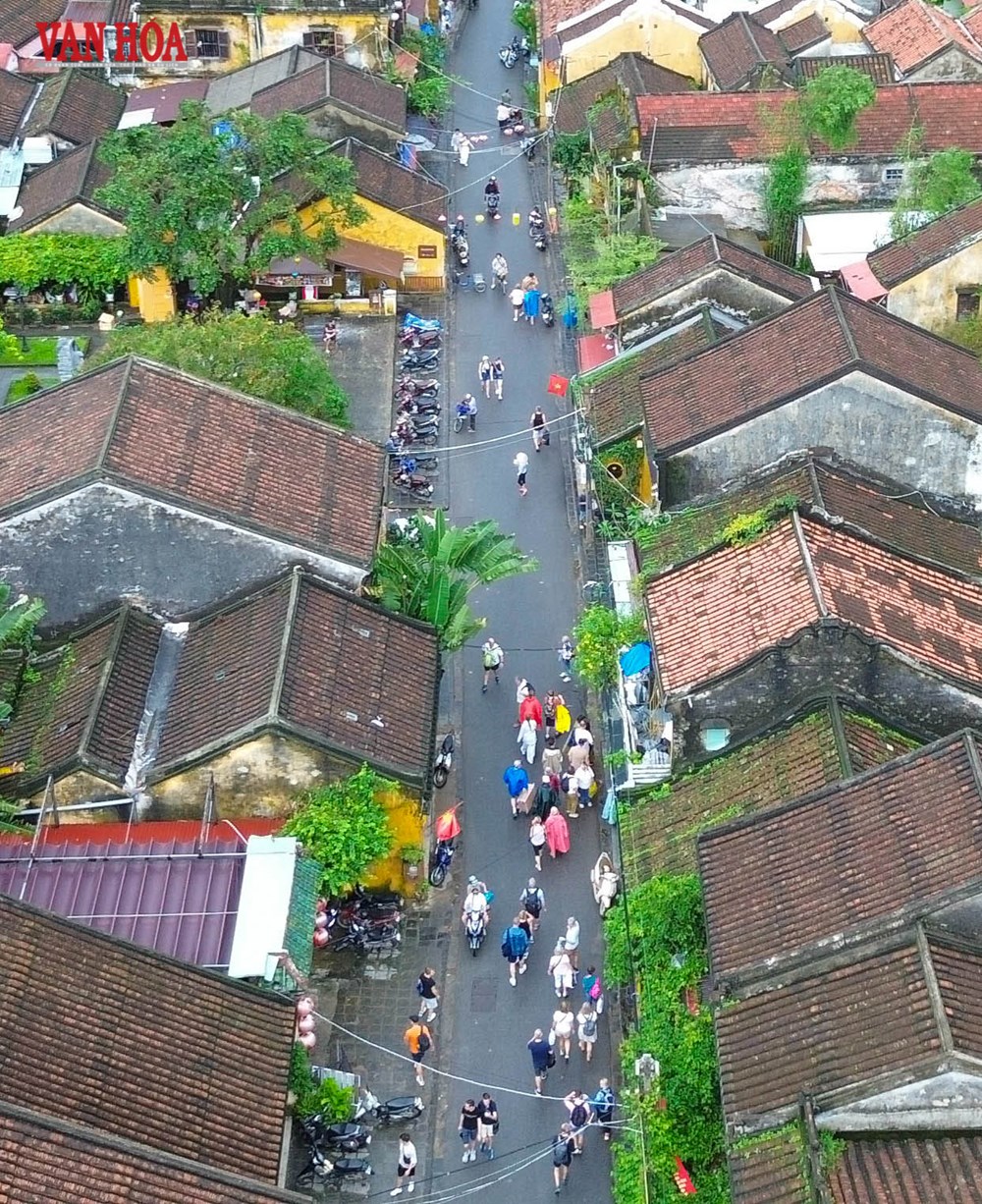 Khách quốc tế tấp nập trở lại phố cổ Hội An sau lũ - ảnh 2