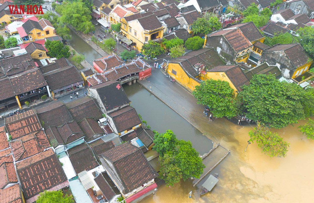 Khách quốc tế tấp nập trở lại phố cổ Hội An sau lũ - ảnh 8