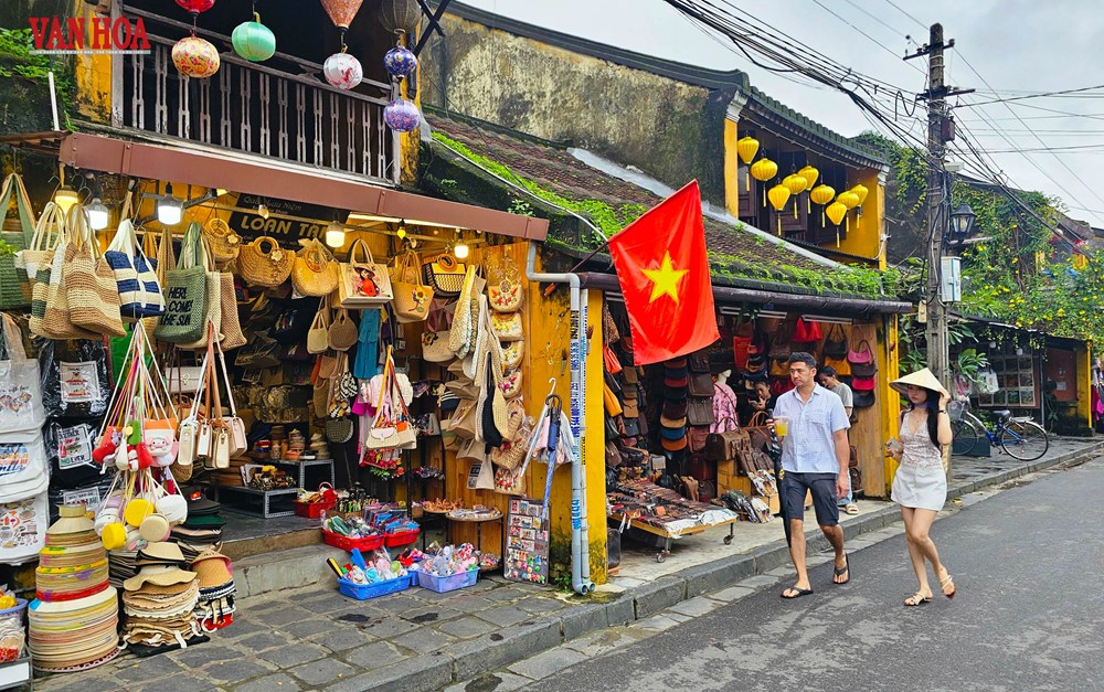 Khách quốc tế tấp nập trở lại phố cổ Hội An sau lũ - ảnh 6