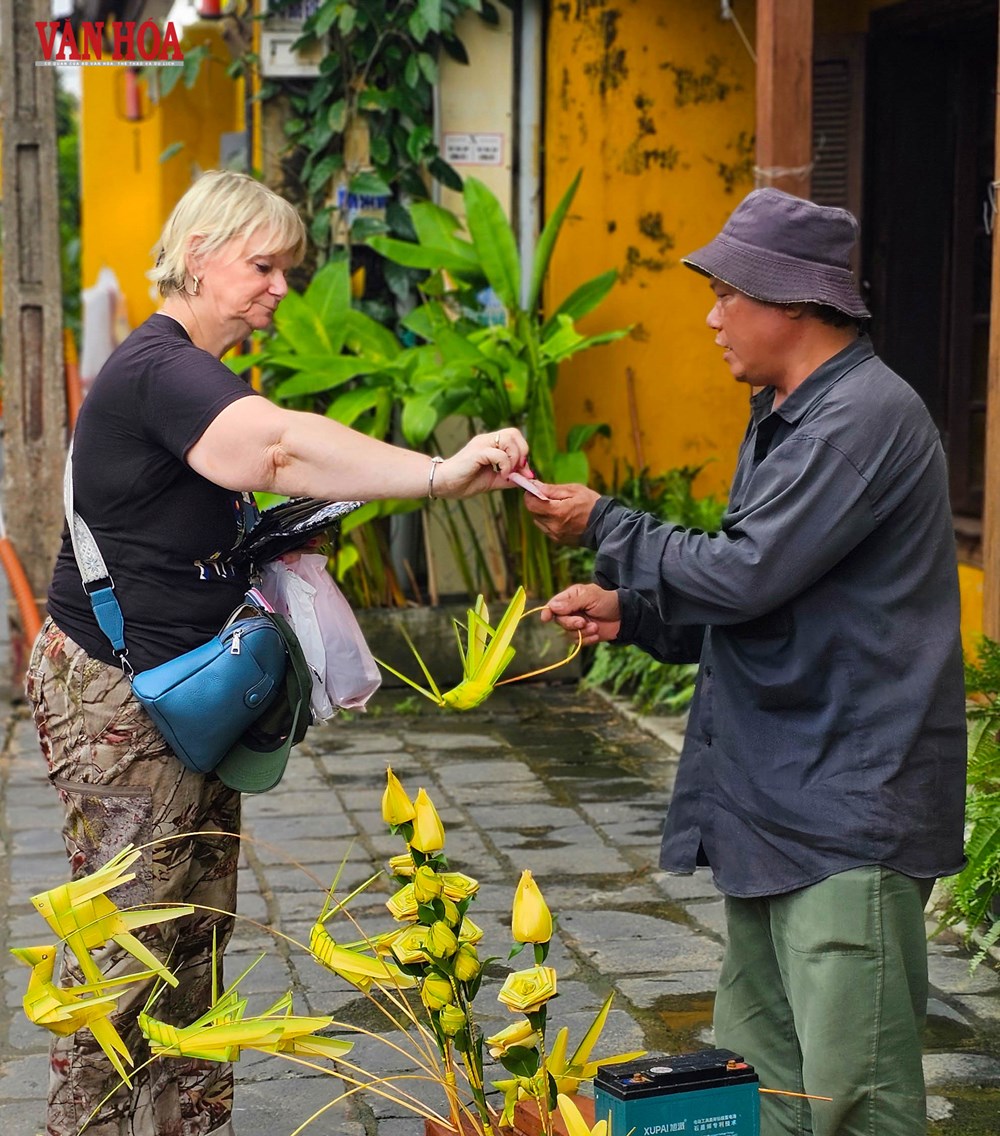 Khách quốc tế tấp nập trở lại phố cổ Hội An sau lũ - ảnh 13