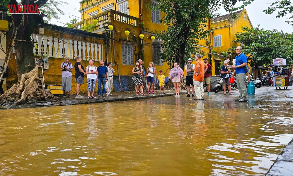 Khách quốc tế tấp nập trở lại phố cổ Hội An sau lũ - ảnh 9