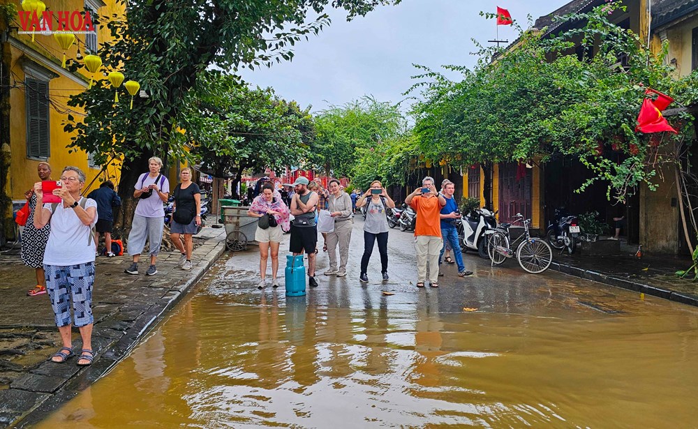 Khách quốc tế tấp nập trở lại phố cổ Hội An sau lũ - ảnh 10