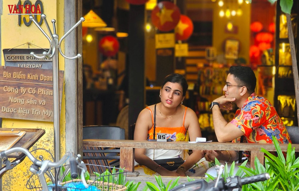 Khách quốc tế tấp nập trở lại phố cổ Hội An sau lũ - ảnh 7