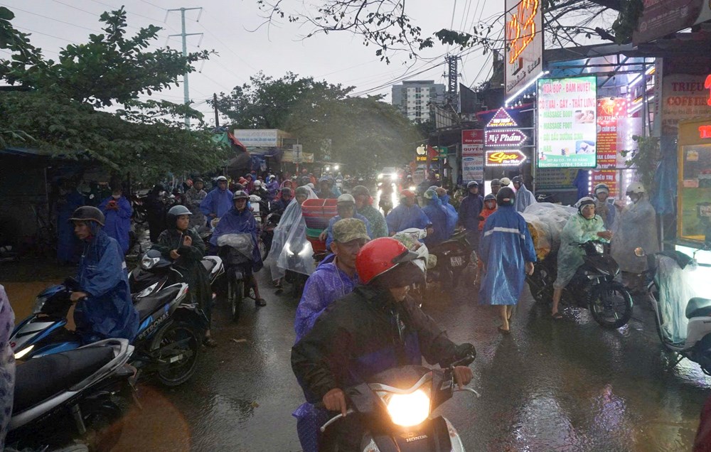 Nhiều tuyến đường ở Đà Nẵng ngập sâu do mưa lớn, giao thông hỗn loạn - ảnh 9