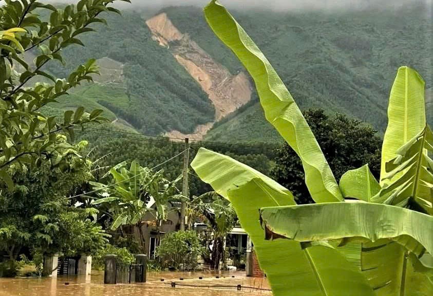 Núi bất ngờ sạt lở, một người bị đất đá vùi lấp tử vong - ảnh 2