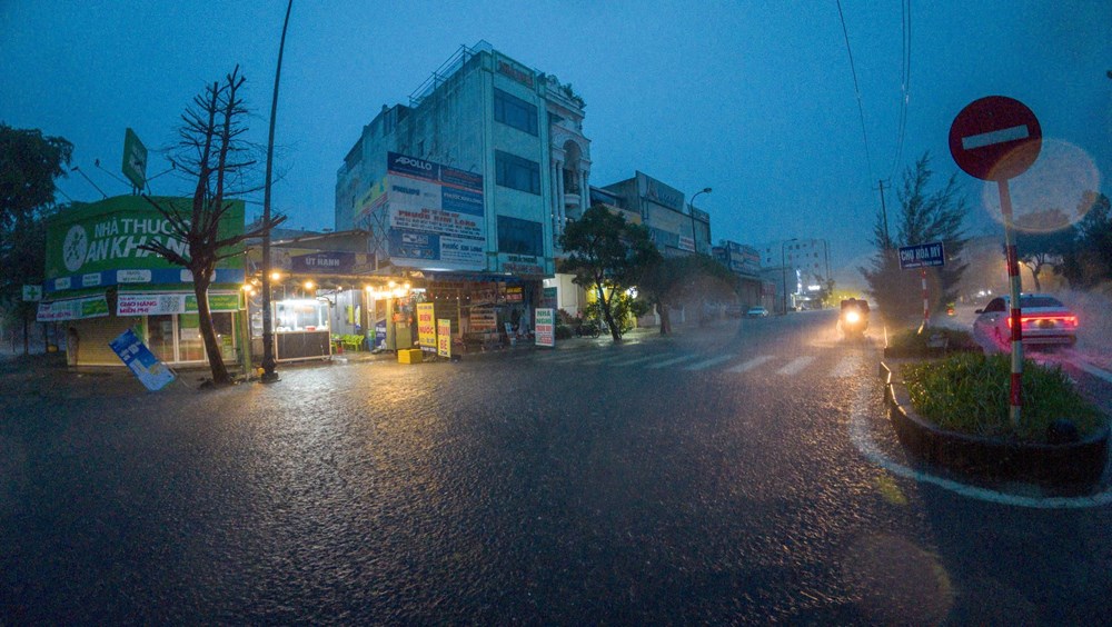 Nhiều tuyến đường ở Đà Nẵng ngập sâu do mưa lớn, giao thông hỗn loạn - ảnh 12