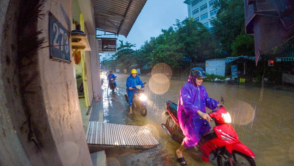 Nhiều tuyến đường ở Đà Nẵng ngập sâu do mưa lớn, giao thông hỗn loạn - ảnh 8