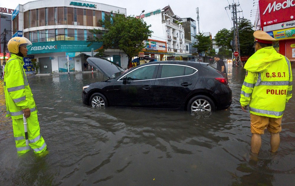 Nhiều tuyến đường ở Đà Nẵng ngập sâu do mưa lớn, giao thông hỗn loạn - ảnh 5