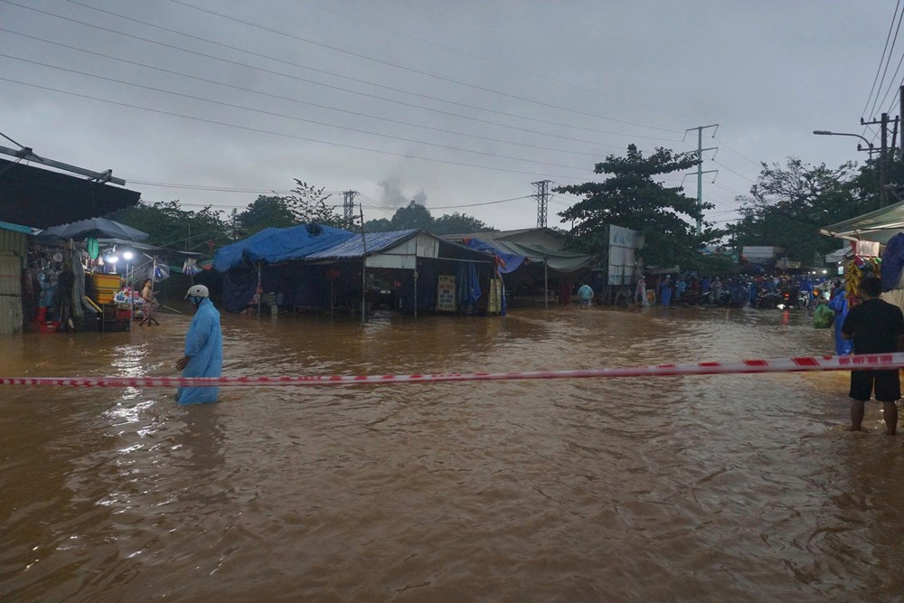 Nhiều tuyến đường ở Đà Nẵng ngập sâu do mưa lớn, giao thông hỗn loạn - ảnh 10
