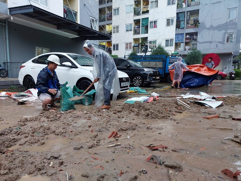 Nhiều tuyến đường ở Đà Nẵng ngập sâu do mưa lớn, giao thông hỗn loạn - ảnh 16