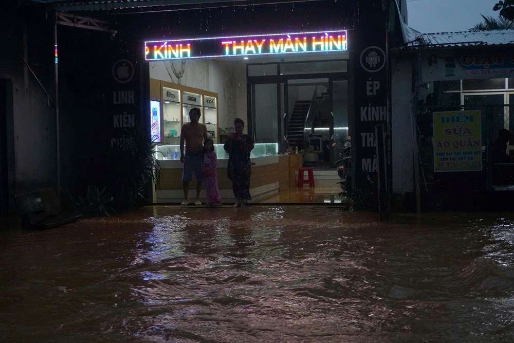 Nhiều tuyến đường ở Đà Nẵng ngập sâu do mưa lớn, giao thông hỗn loạn - ảnh 13