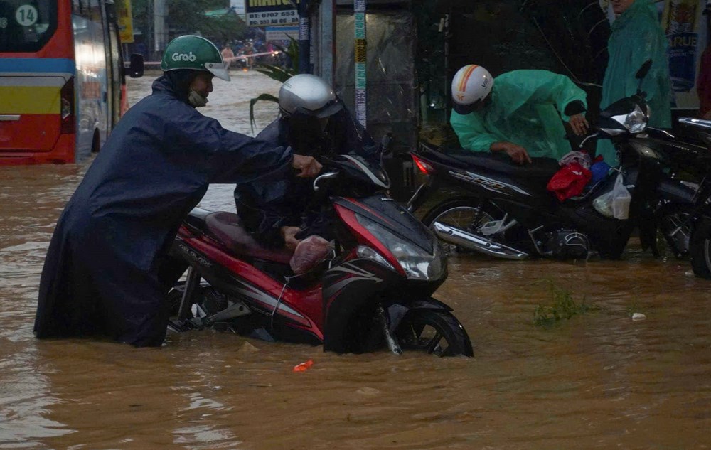 Nhiều tuyến đường ở Đà Nẵng ngập sâu do mưa lớn, giao thông hỗn loạn - ảnh 4