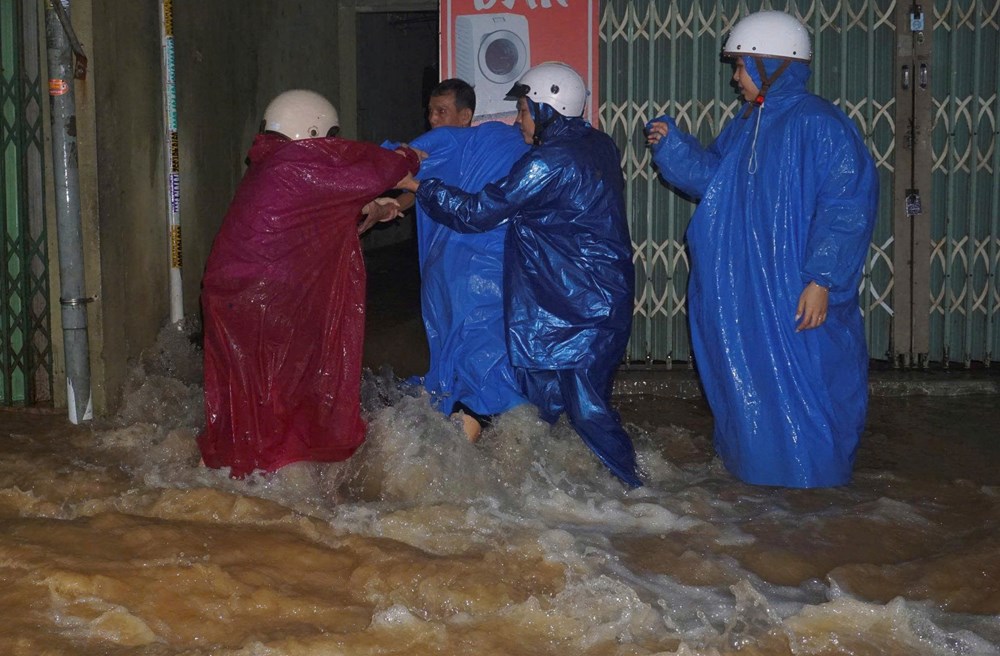 Nhiều tuyến đường ở Đà Nẵng ngập sâu do mưa lớn, giao thông hỗn loạn - ảnh 3