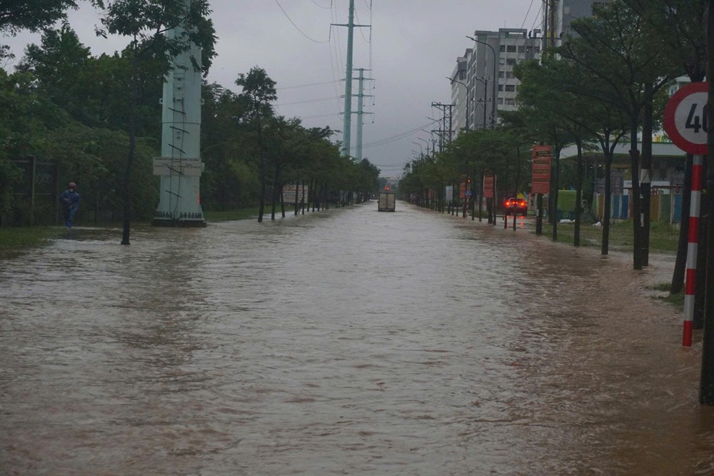 Nhiều tuyến đường ở Đà Nẵng ngập sâu do mưa lớn, giao thông hỗn loạn - ảnh 17