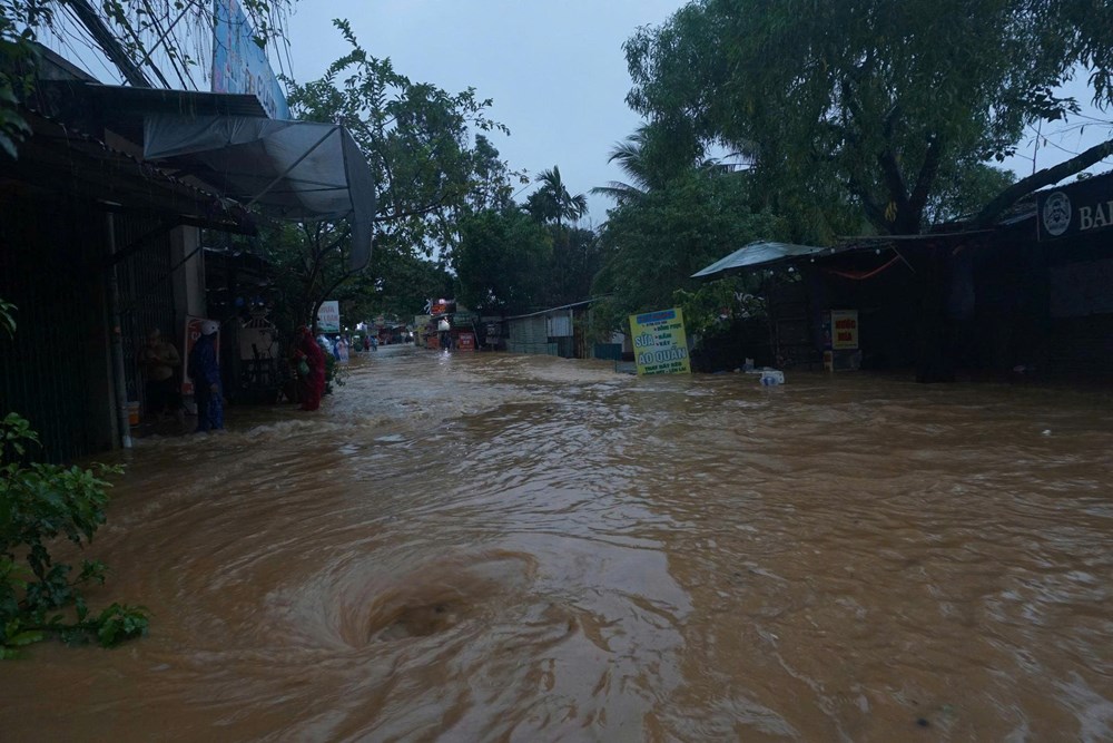 Nhiều tuyến đường ở Đà Nẵng ngập sâu do mưa lớn, giao thông hỗn loạn - ảnh 2