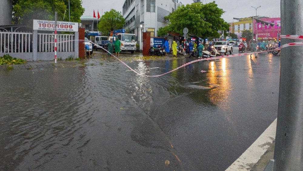 Nhiều tuyến đường ở Đà Nẵng ngập sâu do mưa lớn, giao thông hỗn loạn - ảnh 11