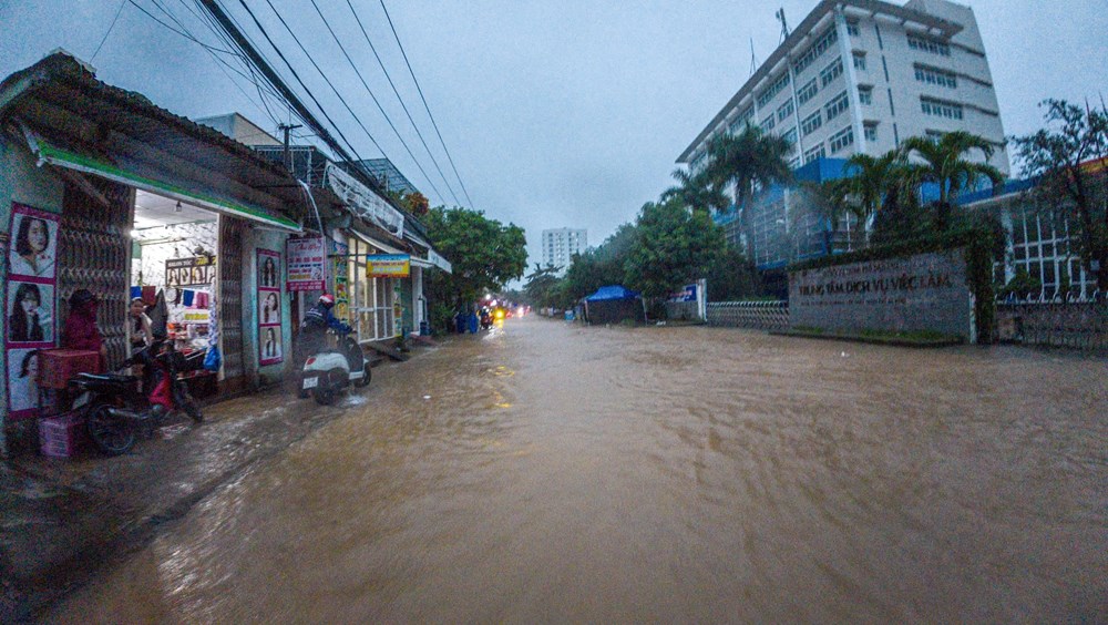 Nhiều tuyến đường ở Đà Nẵng ngập sâu do mưa lớn, giao thông hỗn loạn - ảnh 1