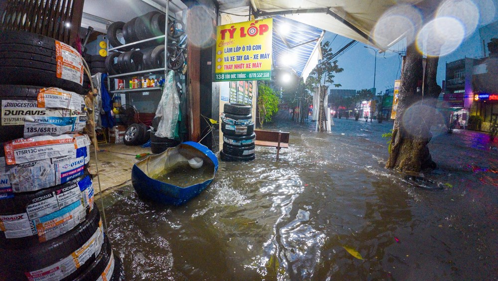 Nhiều tuyến đường ở Đà Nẵng ngập sâu do mưa lớn, giao thông hỗn loạn - ảnh 7