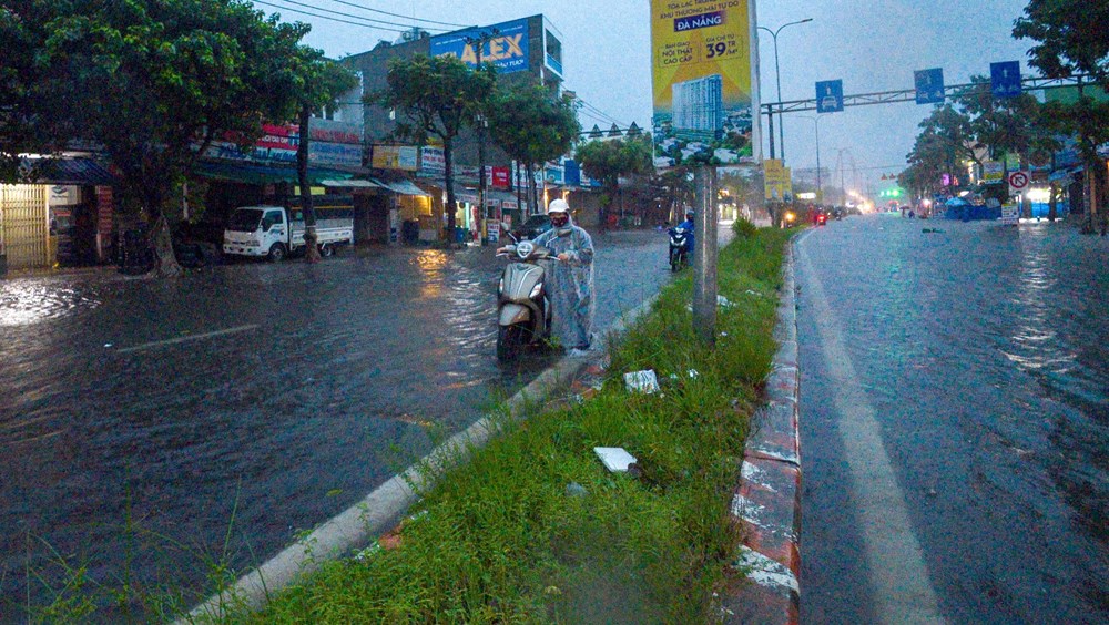 Nhiều tuyến đường ở Đà Nẵng ngập sâu do mưa lớn, giao thông hỗn loạn - ảnh 6