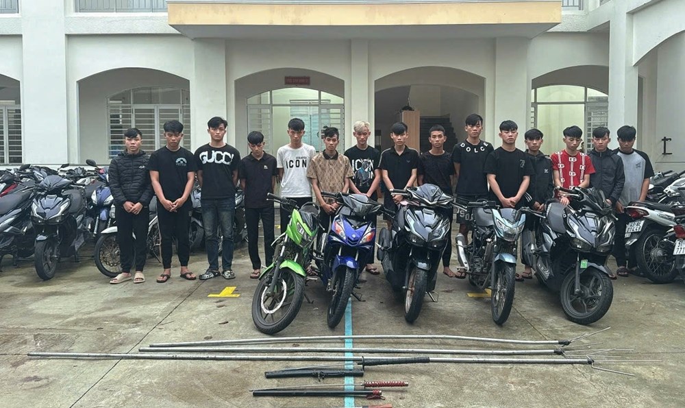 Bắt tạm giam 15 đối tượng mang theo hung khí truy tìm “đối thủ” giữa đêm - ảnh 2