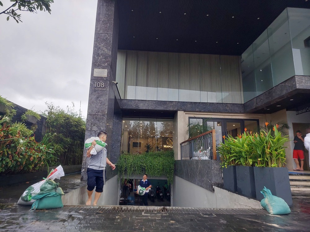 Đà Nẵng yêu cầu các cơ sở lưu trú du lịch chủ động ứng phó với bão số 13 - ảnh 2