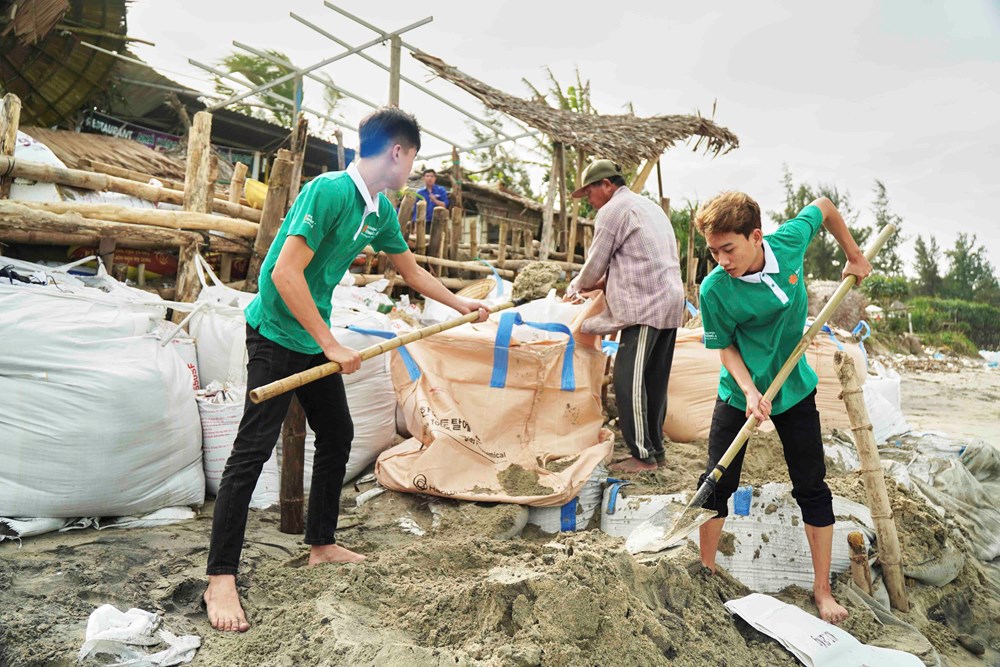 Giữa mưa lũ, những bàn tay trẻ thắp lên ánh sáng yêu thương - ảnh 2