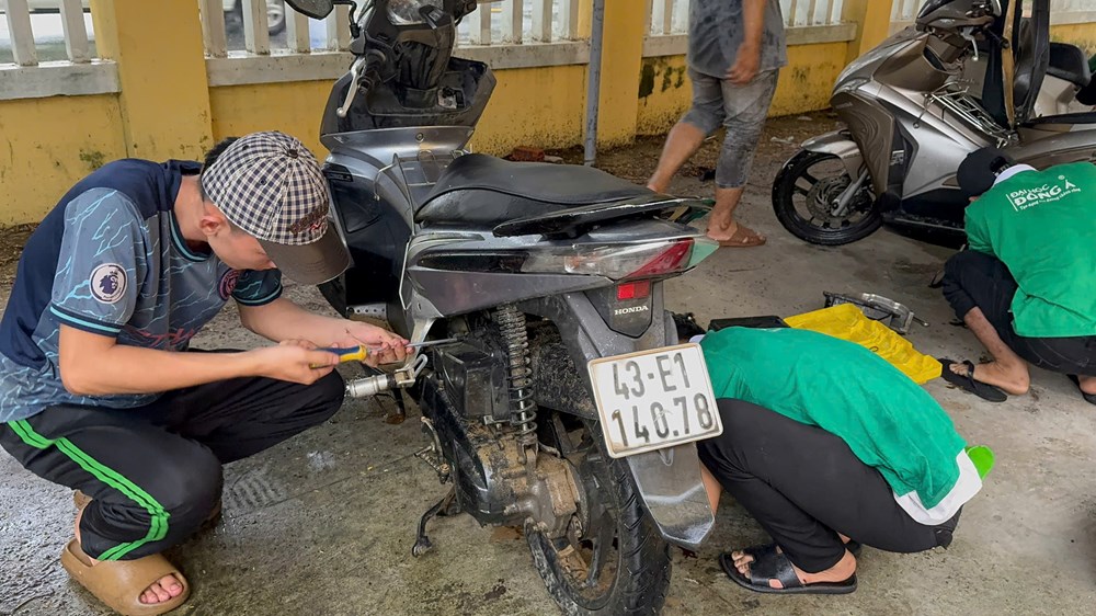 Giữa mưa lũ, những bàn tay trẻ thắp lên ánh sáng yêu thương - ảnh 4