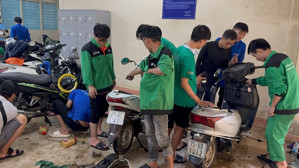 Giữa mưa lũ, những bàn tay trẻ thắp lên ánh sáng yêu thương - ảnh 3