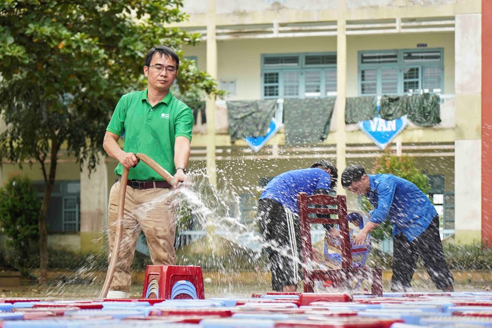 Giữa mưa lũ, những bàn tay trẻ thắp lên ánh sáng yêu thương - ảnh 6