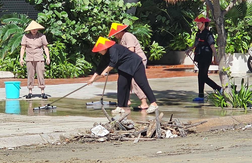Khẩn trương dọn dẹp bãi biển sau bão số 13, sớm trả lại môi trường du lịch sạch đẹp - ảnh 14