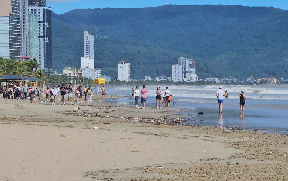 Khẩn trương dọn dẹp bãi biển sau bão số 13, sớm trả lại môi trường du lịch sạch đẹp - ảnh 15