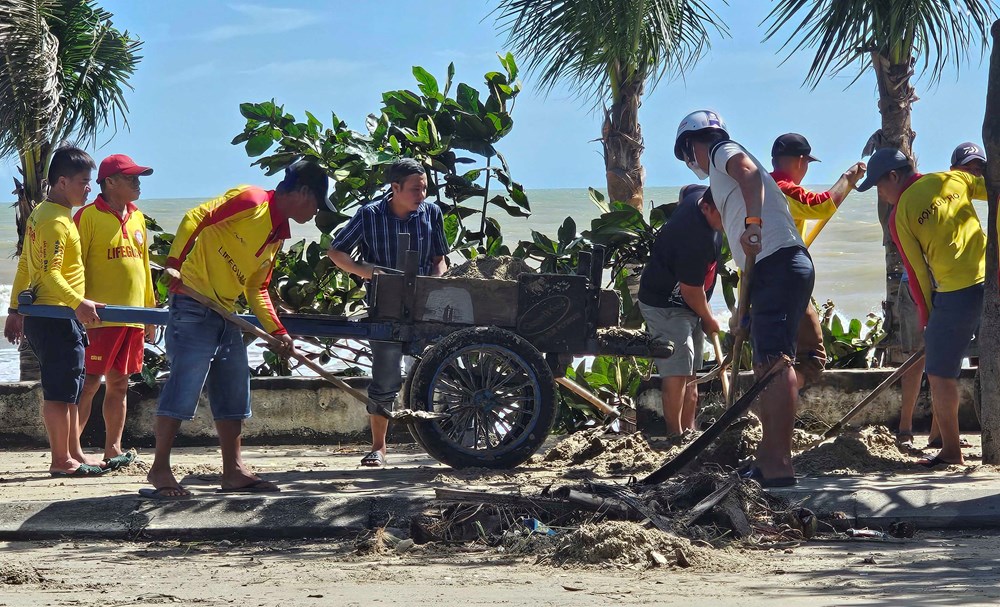 Khẩn trương dọn dẹp bãi biển sau bão số 13, sớm trả lại môi trường du lịch sạch đẹp - ảnh 2