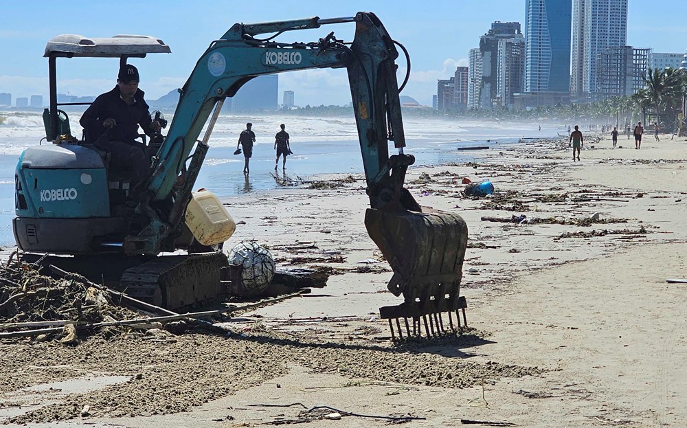 Khẩn trương dọn dẹp bãi biển sau bão số 13, sớm trả lại môi trường du lịch sạch đẹp - ảnh 12